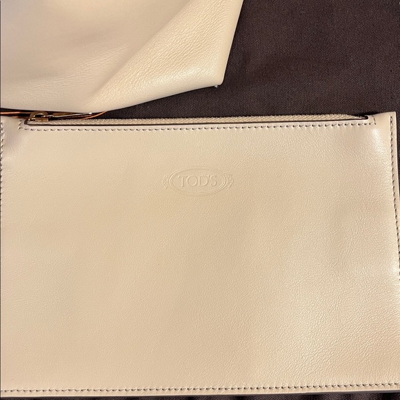 Tod's Cream Shoulder Bag with Gold Accents - Picture 15 of 16